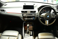 BMW X1 Xdrive25i  Mｽﾎﾟｰﾂ 中期 4WD 高出力 希少ｶﾞｿﾘﾝｴﾝｼﾞﾝ  ｺﾝﾌｫｰﾄP 追従ACC ﾋｰﾀｰ付電動ﾌﾞﾗｯｸﾚｻﾞｰ LEDﾍｯﾄﾞﾗｲﾄ ﾀｯﾁﾊﾟﾈﾙHDDﾅﾋﾞBｶﾒﾗ Pｱｼｽﾄ 衝突軽減B 車線逸脱&歩行者警告 電動Rｹﾞｰﾄ 18AW 2年保証