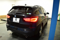 BMW X1 Xdrive25i  Mｽﾎﾟｰﾂ 中期 4WD 高出力 希少ｶﾞｿﾘﾝｴﾝｼﾞﾝ  ｺﾝﾌｫｰﾄP 追従ACC ﾋｰﾀｰ付電動ﾌﾞﾗｯｸﾚｻﾞｰ LEDﾍｯﾄﾞﾗｲﾄ ﾀｯﾁﾊﾟﾈﾙHDDﾅﾋﾞBｶﾒﾗ Pｱｼｽﾄ 衝突軽減B 車線逸脱&歩行者警告 電動Rｹﾞｰﾄ 18AW 2年保証