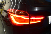 BMW X1 Xdrive25i  Mｽﾎﾟｰﾂ 中期 4WD 高出力 希少ｶﾞｿﾘﾝｴﾝｼﾞﾝ  ｺﾝﾌｫｰﾄP 追従ACC ﾋｰﾀｰ付電動ﾌﾞﾗｯｸﾚｻﾞｰ LEDﾍｯﾄﾞﾗｲﾄ ﾀｯﾁﾊﾟﾈﾙHDDﾅﾋﾞBｶﾒﾗ Pｱｼｽﾄ 衝突軽減B 車線逸脱&歩行者警告 電動Rｹﾞｰﾄ 18AW 2年保証