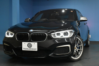 BMW 1シリーズ M140i LCI後期 直6ﾀｰﾎﾞ 340馬力 LEDﾍｯﾄﾞﾗｲﾄ&ﾃｰﾙ ﾋｰﾀｰ付赤革 ｱﾀﾞﾌﾟﾃｨﾌﾞMｻｽ 大型ﾌﾞﾚｰｷｼｽﾃﾑ 車線逸脱&歩行者警告 衝突軽減ﾌﾞﾚｰｷ 横ﾒﾆｭｰﾀｯﾁﾊﾟｯﾄﾞiﾄﾞﾗｲﾌﾞBｶﾒﾗ Pｱｼｽﾄ ｸﾙｺﾝ ﾊﾟﾄﾞﾙｼﾌﾄ ｽﾏｰﾄｷｰ 2年保証