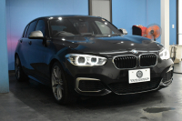 BMW 1シリーズ M140i LCI後期 直6ﾀｰﾎﾞ 340馬力 LEDﾍｯﾄﾞﾗｲﾄ&ﾃｰﾙ ﾋｰﾀｰ付赤革 ｱﾀﾞﾌﾟﾃｨﾌﾞMｻｽ 大型ﾌﾞﾚｰｷｼｽﾃﾑ 車線逸脱&歩行者警告 衝突軽減ﾌﾞﾚｰｷ 横ﾒﾆｭｰﾀｯﾁﾊﾟｯﾄﾞiﾄﾞﾗｲﾌﾞBｶﾒﾗ Pｱｼｽﾄ ｸﾙｺﾝ ﾊﾟﾄﾞﾙｼﾌﾄ ｽﾏｰﾄｷｰ 2年保証
