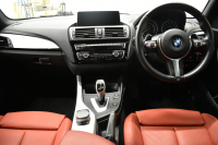 BMW 1シリーズ M140i LCI後期 直6ﾀｰﾎﾞ 340馬力 LEDﾍｯﾄﾞﾗｲﾄ&ﾃｰﾙ ﾋｰﾀｰ付赤革 ｱﾀﾞﾌﾟﾃｨﾌﾞMｻｽ 大型ﾌﾞﾚｰｷｼｽﾃﾑ 車線逸脱&歩行者警告 衝突軽減ﾌﾞﾚｰｷ 横ﾒﾆｭｰﾀｯﾁﾊﾟｯﾄﾞiﾄﾞﾗｲﾌﾞBｶﾒﾗ Pｱｼｽﾄ ｸﾙｺﾝ ﾊﾟﾄﾞﾙｼﾌﾄ ｽﾏｰﾄｷｰ 2年保証