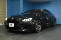 BMW Mシリーズ M6ｸﾞﾗﾝｸｰﾍﾟ MDCT 正規D車 左H ｶｰﾎﾞﾝﾙｰﾌ 7速DCT LEDﾍｯﾄﾞﾗｲﾄ ﾋｰﾀｰ付ｼﾙﾊﾞｰｽﾄｰﾝﾚｻﾞｰ 衝突軽減B 車線逸脱&歩行者警告 可変Mｻｽ Mﾌﾞﾚｰｷ HUD 20AW TOPﾋﾞｭｰ Bｶﾒﾗ ｿﾌﾄｸﾛｰｽﾞﾄﾞｱ 電動Rｻﾝｼｪｰﾄﾞ 2年保証