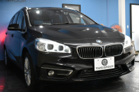 BMW 2シリーズ 220iｸﾞﾗﾝﾂｱﾗｰ ﾗｸﾞｼﾞｭｱﾘｰ 3列ｼｰﾄ 7人乗り ｱﾄﾞﾊﾞﾝｽﾄﾞｱｸﾃｨﾌﾞｾｰﾌﾃｨｰP 追従ACC HUD ﾋｰﾀｰ付黒革 LEDﾍｯﾄﾞﾗｲﾄ 衝突軽減ﾌﾞﾚｰｷ 車線逸脱&歩行者警告 ﾀｯﾁﾊﾟｯﾄﾞﾅﾋﾞ 前後PDC Bｶﾒﾗ 電動ﾄﾗﾝｸ ﾊﾟｰｷﾝｸﾞｱｼｽﾄ 17AW ｽﾏｰﾄｷｰ 2年保証