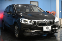 BMW 2シリーズ 218dｸﾞﾗﾝﾂｱﾗｰ ﾗｸﾞｼﾞｭｱﾘｰ 後期LCI 7人乗ﾘ ｱﾄﾞﾊﾞﾝｽﾄﾞｱｸﾃｨﾌﾞｾｰﾌﾃｨｰP 追従ACC HUD ﾍｷｺﾞﾅﾙLEDﾍｯﾄﾞﾗｲﾄ ﾋｰﾀｰ付白革 ｺﾝﾌｫｰﾄP 車線逸脱&歩行者警告 ﾀｯﾁﾊﾟﾈﾙﾅﾋﾞ Bｶﾒﾗ ﾌﾙｾｸﾞ 駐車ｱｼｽﾄ 電動ﾄﾗﾝｸ 2年保証