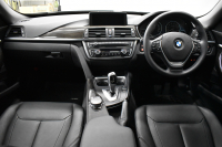 BMW 3シリーズ 320i ｸﾞﾗﾝﾂｰﾘｽﾓ ﾗｸﾞｼﾞｭｱﾘｰ  追従ACC ﾋｰﾀｰ付黒革 車線逸脱&歩行者警告 衝突軽減B 電動Rｹﾞｰﾄ 電格Rｽﾎﾟｲﾗｰ ﾀｯﾁﾊﾟｯﾄﾞﾅﾋﾞ Bｶﾒﾗ ﾘｱPDC iｽﾄｯﾌﾟ 2年保証