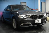 BMW 3シリーズ 320i ｸﾞﾗﾝﾂｰﾘｽﾓ ﾗｸﾞｼﾞｭｱﾘｰ  追従ACC ﾋｰﾀｰ付黒革 車線逸脱&歩行者警告 衝突軽減B 電動Rｹﾞｰﾄ 電格Rｽﾎﾟｲﾗｰ ﾀｯﾁﾊﾟｯﾄﾞﾅﾋﾞ Bｶﾒﾗ ﾘｱPDC iｽﾄｯﾌﾟ 2年保証