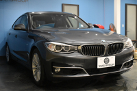 BMW 3シリーズ 320i ｸﾞﾗﾝﾂｰﾘｽﾓ ﾗｸﾞｼﾞｭｱﾘｰ  追従ACC ﾋｰﾀｰ付黒革 車線逸脱&歩行者警告 衝突軽減B 電動Rｹﾞｰﾄ 電格Rｽﾎﾟｲﾗｰ ﾀｯﾁﾊﾟｯﾄﾞﾅﾋﾞ Bｶﾒﾗ ﾘｱPDC iｽﾄｯﾌﾟ 2年保証