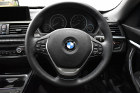 BMW 3シリーズ 320i ｸﾞﾗﾝﾂｰﾘｽﾓ ﾗｸﾞｼﾞｭｱﾘｰ  追従ACC ﾋｰﾀｰ付黒革 車線逸脱&歩行者警告 衝突軽減B 電動Rｹﾞｰﾄ 電格Rｽﾎﾟｲﾗｰ ﾀｯﾁﾊﾟｯﾄﾞﾅﾋﾞ Bｶﾒﾗ ﾘｱPDC iｽﾄｯﾌﾟ 2年保証