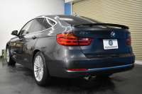 BMW 3シリーズ 320i ｸﾞﾗﾝﾂｰﾘｽﾓ ﾗｸﾞｼﾞｭｱﾘｰ  追従ACC ﾋｰﾀｰ付黒革 車線逸脱&歩行者警告 衝突軽減B 電動Rｹﾞｰﾄ 電格Rｽﾎﾟｲﾗｰ ﾀｯﾁﾊﾟｯﾄﾞﾅﾋﾞ Bｶﾒﾗ ﾘｱPDC iｽﾄｯﾌﾟ 2年保証