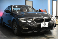 BMW 3シリーズ 320i Mｽﾎﾟｰﾂ G20型 ﾊｲﾗｲﾝ&ｺﾝﾌｫｰﾄP ﾋｰﾀｰ付茶革 ﾀｯﾁﾊﾟﾈﾙﾅﾋﾞ ｱｯﾌﾟﾙｶｰﾌﾟﾚｲ  追従ACC LEDﾍｯﾄﾞﾗｲﾄ 電動ﾄﾗﾝｸ 側面衝突&車線変更&逸脱&歩行者警告 液晶ﾒｰﾀｰ 後退ｱｼｽﾄ Pｱｼｽﾄ ｱｸﾃｨﾌﾞPDC緊急ﾌﾞﾚｰｷ  18AW 2年保証