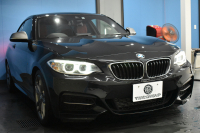 BMW 2シリーズ M235i 直6ﾀｰﾎﾞ 326馬力 ﾋｰﾀｰ付赤革 ﾀｯﾁﾊﾟｯﾄﾞ式iﾄﾞﾗｲﾌﾞHDDﾅﾋﾞ Bｶﾒﾗ ﾘｱPDC  ｱﾀﾞﾌﾟﾃｨﾌﾞMｻｽﾍﾟﾝｼｮﾝ 大型ﾌﾞﾚｰｷｼｽﾃﾑ 18AW 車線逸脱&歩行者警告 衝突軽減ﾌﾞﾚｰｷ 2年保証