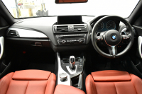 BMW 2シリーズ M235i 直6ﾀｰﾎﾞ 326馬力 ﾋｰﾀｰ付赤革 ﾀｯﾁﾊﾟｯﾄﾞ式iﾄﾞﾗｲﾌﾞHDDﾅﾋﾞ Bｶﾒﾗ ﾘｱPDC  ｱﾀﾞﾌﾟﾃｨﾌﾞMｻｽﾍﾟﾝｼｮﾝ 大型ﾌﾞﾚｰｷｼｽﾃﾑ 18AW 車線逸脱&歩行者警告 衝突軽減ﾌﾞﾚｰｷ 2年保証