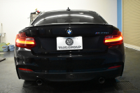 BMW 2シリーズ M235i 直6ﾀｰﾎﾞ 326馬力 ﾋｰﾀｰ付赤革 ﾀｯﾁﾊﾟｯﾄﾞ式iﾄﾞﾗｲﾌﾞHDDﾅﾋﾞ Bｶﾒﾗ ﾘｱPDC  ｱﾀﾞﾌﾟﾃｨﾌﾞMｻｽﾍﾟﾝｼｮﾝ 大型ﾌﾞﾚｰｷｼｽﾃﾑ 18AW 車線逸脱&歩行者警告 衝突軽減ﾌﾞﾚｰｷ 2年保証