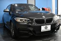 BMW 2シリーズ M235i 6速MT 直6ﾀｰﾎﾞ 326馬力  ｱﾗｺﾞｽﾀ車高調 Bｶﾒﾗ 18AW ｸﾙｺﾝ  ﾀｯﾁﾊﾟｯﾄﾞ式iﾄﾞﾗｲﾌﾞHDDﾅﾋﾞ 大型ﾌﾞﾚｰｷｼｽﾃﾑ 車線逸脱&歩行者警告 衝突軽減ﾌﾞﾚｰｷ ﾊﾟﾄﾞﾙｼﾌﾄ ｽﾏｰﾄｷｰ LEDﾘﾝｸﾞ付ｷｾﾉﾝ 2年保証