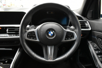BMW 3シリーズ 320i Mｽﾎﾟｰﾂ G20型 ｺﾝﾌｫｰﾄP ﾋｰﾀｰ付黒革 ｵﾌﾟｼｮﾝ19AW ﾀｯﾁﾊﾟﾈﾙﾅﾋﾞBｶﾒﾗ ｱｯﾌﾟﾙｶｰﾌﾟﾚｲ  追従ACC LEDﾍｯﾄﾞﾗｲﾄ 電動ﾄﾗﾝｸ 側面衝突&車線変更&逸脱&歩行者警告 液晶ﾒｰﾀｰ 後退ｱｼｽﾄ Pｱｼｽﾄ ｱｸﾃｨﾌﾞPDC緊急ﾌﾞﾚｰｷ  2年保証