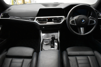 BMW 3シリーズ 320i Mｽﾎﾟｰﾂ G20型 ｺﾝﾌｫｰﾄP ﾋｰﾀｰ付黒革 ｵﾌﾟｼｮﾝ19AW ﾀｯﾁﾊﾟﾈﾙﾅﾋﾞBｶﾒﾗ ｱｯﾌﾟﾙｶｰﾌﾟﾚｲ  追従ACC LEDﾍｯﾄﾞﾗｲﾄ 電動ﾄﾗﾝｸ 側面衝突&車線変更&逸脱&歩行者警告 液晶ﾒｰﾀｰ 後退ｱｼｽﾄ Pｱｼｽﾄ ｱｸﾃｨﾌﾞPDC緊急ﾌﾞﾚｰｷ  2年保証