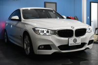 BMW 3シリーズ 320i ｸﾞﾗﾝﾂｰﾘｽﾓ Mｽﾎﾟｰﾂ 追従ACC ﾌﾙｾｸﾞTV  車線逸脱&歩行者警告 衝突軽減B 電動Rｹﾞｰﾄ 電格Rｳｲﾝｸﾞ ﾊﾟﾄﾞﾙｼﾌﾄ ｱﾙｶﾝﾀｰﾗ電動ｽﾎﾟｰﾂｼｰﾄ 18AW ﾀｯﾁﾊﾟｯﾄﾞﾅﾋﾞBｶﾒﾗ iｽﾄｯﾌﾟ ｽﾏｰﾄｷｰ2年保証