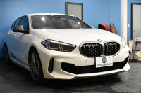 BMW 1シリーズ M135i xDrive ﾌﾙﾀｲﾑ4WD ﾃﾞﾋﾞｭｰP ｺﾝﾌｫｰﾄP ﾅﾋﾞｹﾞｰｼｮﾝP 可変ｻｽﾍﾟﾝｼｮﾝ Mｽﾎﾟｰﾂﾌﾞﾚｰｷ ACC Pｱｼｽﾄ BMWﾗｲﾌﾞｺｯｸﾋﾟｯﾄ ﾋｰﾀｰ付ｱﾙｶﾝﾀｰﾗｺﾝﾋﾞｽﾎﾟｰﾂｼｰﾄ 18AW ﾀｯﾁﾊﾟﾈﾙﾅﾋﾞ ｱｯﾌﾟﾙｶｰﾌﾟﾚｲ LEDﾍｯﾄﾞﾗｲﾄ 電動ﾘｱｹﾞｰﾄ 2年保証