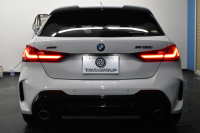BMW 1シリーズ M135i xDrive ﾌﾙﾀｲﾑ4WD ﾃﾞﾋﾞｭｰP ｺﾝﾌｫｰﾄP ﾅﾋﾞｹﾞｰｼｮﾝP 可変ｻｽﾍﾟﾝｼｮﾝ Mｽﾎﾟｰﾂﾌﾞﾚｰｷ ACC Pｱｼｽﾄ BMWﾗｲﾌﾞｺｯｸﾋﾟｯﾄ ﾋｰﾀｰ付ｱﾙｶﾝﾀｰﾗｺﾝﾋﾞｽﾎﾟｰﾂｼｰﾄ 18AW ﾀｯﾁﾊﾟﾈﾙﾅﾋﾞ ｱｯﾌﾟﾙｶｰﾌﾟﾚｲ LEDﾍｯﾄﾞﾗｲﾄ 電動ﾘｱｹﾞｰﾄ 2年保証