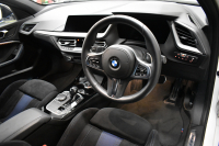 BMW 1シリーズ M135i xDrive ﾌﾙﾀｲﾑ4WD ﾃﾞﾋﾞｭｰP ｺﾝﾌｫｰﾄP ﾅﾋﾞｹﾞｰｼｮﾝP 可変ｻｽﾍﾟﾝｼｮﾝ Mｽﾎﾟｰﾂﾌﾞﾚｰｷ ACC Pｱｼｽﾄ BMWﾗｲﾌﾞｺｯｸﾋﾟｯﾄ ﾋｰﾀｰ付ｱﾙｶﾝﾀｰﾗｺﾝﾋﾞｽﾎﾟｰﾂｼｰﾄ 18AW ﾀｯﾁﾊﾟﾈﾙﾅﾋﾞ ｱｯﾌﾟﾙｶｰﾌﾟﾚｲ LEDﾍｯﾄﾞﾗｲﾄ 電動ﾘｱｹﾞｰﾄ 2年保証