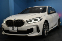 BMW 1シリーズ M135i xDrive ﾌﾙﾀｲﾑ4WD ﾃﾞﾋﾞｭｰP ｺﾝﾌｫｰﾄP ﾅﾋﾞｹﾞｰｼｮﾝP 可変ｻｽﾍﾟﾝｼｮﾝ Mｽﾎﾟｰﾂﾌﾞﾚｰｷ ACC Pｱｼｽﾄ BMWﾗｲﾌﾞｺｯｸﾋﾟｯﾄ ﾋｰﾀｰ付ｱﾙｶﾝﾀｰﾗｺﾝﾋﾞｽﾎﾟｰﾂｼｰﾄ 18AW ﾀｯﾁﾊﾟﾈﾙﾅﾋﾞ ｱｯﾌﾟﾙｶｰﾌﾟﾚｲ LEDﾍｯﾄﾞﾗｲﾄ 電動ﾘｱｹﾞｰﾄ 2年保証