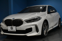 BMW 1シリーズ M135i xDrive ﾌﾙﾀｲﾑ4WD ﾃﾞﾋﾞｭｰP ｺﾝﾌｫｰﾄP ﾅﾋﾞｹﾞｰｼｮﾝP 可変ｻｽﾍﾟﾝｼｮﾝ Mｽﾎﾟｰﾂﾌﾞﾚｰｷ ACC Pｱｼｽﾄ BMWﾗｲﾌﾞｺｯｸﾋﾟｯﾄ ﾋｰﾀｰ付ｱﾙｶﾝﾀｰﾗｺﾝﾋﾞｽﾎﾟｰﾂｼｰﾄ 18AW ﾀｯﾁﾊﾟﾈﾙﾅﾋﾞ ｱｯﾌﾟﾙｶｰﾌﾟﾚｲ LEDﾍｯﾄﾞﾗｲﾄ 電動ﾘｱｹﾞｰﾄ 2年保証