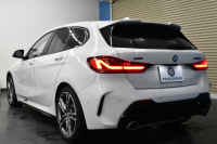 BMW 1シリーズ M135i xDrive ﾌﾙﾀｲﾑ4WD ﾃﾞﾋﾞｭｰP ｺﾝﾌｫｰﾄP ﾅﾋﾞｹﾞｰｼｮﾝP 可変ｻｽﾍﾟﾝｼｮﾝ Mｽﾎﾟｰﾂﾌﾞﾚｰｷ ACC Pｱｼｽﾄ BMWﾗｲﾌﾞｺｯｸﾋﾟｯﾄ ﾋｰﾀｰ付ｱﾙｶﾝﾀｰﾗｺﾝﾋﾞｽﾎﾟｰﾂｼｰﾄ 18AW ﾀｯﾁﾊﾟﾈﾙﾅﾋﾞ ｱｯﾌﾟﾙｶｰﾌﾟﾚｲ LEDﾍｯﾄﾞﾗｲﾄ 電動ﾘｱｹﾞｰﾄ 2年保証