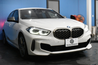 BMW 1シリーズ M135i xDrive ﾌﾙﾀｲﾑ4WD ﾃﾞﾋﾞｭｰP ｺﾝﾌｫｰﾄP ﾅﾋﾞｹﾞｰｼｮﾝP 可変ｻｽﾍﾟﾝｼｮﾝ Mｽﾎﾟｰﾂﾌﾞﾚｰｷ ACC Pｱｼｽﾄ BMWﾗｲﾌﾞｺｯｸﾋﾟｯﾄ ﾋｰﾀｰ付ｱﾙｶﾝﾀｰﾗｺﾝﾋﾞｽﾎﾟｰﾂｼｰﾄ 18AW ﾀｯﾁﾊﾟﾈﾙﾅﾋﾞ ｱｯﾌﾟﾙｶｰﾌﾟﾚｲ LEDﾍｯﾄﾞﾗｲﾄ 電動ﾘｱｹﾞｰﾄ 2年保証