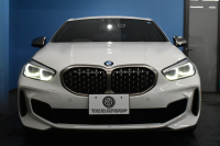 BMW 1シリーズ M135i xDrive ﾌﾙﾀｲﾑ4WD ﾃﾞﾋﾞｭｰP ｺﾝﾌｫｰﾄP ﾅﾋﾞｹﾞｰｼｮﾝP 可変ｻｽﾍﾟﾝｼｮﾝ Mｽﾎﾟｰﾂﾌﾞﾚｰｷ ACC Pｱｼｽﾄ BMWﾗｲﾌﾞｺｯｸﾋﾟｯﾄ ﾋｰﾀｰ付ｱﾙｶﾝﾀｰﾗｺﾝﾋﾞｽﾎﾟｰﾂｼｰﾄ 18AW ﾀｯﾁﾊﾟﾈﾙﾅﾋﾞ ｱｯﾌﾟﾙｶｰﾌﾟﾚｲ LEDﾍｯﾄﾞﾗｲﾄ 電動ﾘｱｹﾞｰﾄ 2年保証