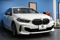 BMW 1シリーズ M135i xDrive ﾌﾙﾀｲﾑ4WD ﾃﾞﾋﾞｭｰP ｺﾝﾌｫｰﾄP ﾅﾋﾞｹﾞｰｼｮﾝP 可変ｻｽﾍﾟﾝｼｮﾝ Mｽﾎﾟｰﾂﾌﾞﾚｰｷ ACC Pｱｼｽﾄ BMWﾗｲﾌﾞｺｯｸﾋﾟｯﾄ ﾋｰﾀｰ付ｱﾙｶﾝﾀｰﾗｺﾝﾋﾞｽﾎﾟｰﾂｼｰﾄ ﾀｯﾁﾊﾟﾈﾙﾅﾋﾞ ｱｯﾌﾟﾙｶｰﾌﾟﾚｲ ﾍｷｻｺﾞﾅﾙLEDﾍｯﾄﾞﾗｲﾄ  2年保証
