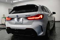 BMW 1シリーズ M135i xDrive ﾌﾙﾀｲﾑ4WD ﾃﾞﾋﾞｭｰP ｺﾝﾌｫｰﾄP ﾅﾋﾞｹﾞｰｼｮﾝP 可変ｻｽﾍﾟﾝｼｮﾝ Mｽﾎﾟｰﾂﾌﾞﾚｰｷ ACC Pｱｼｽﾄ BMWﾗｲﾌﾞｺｯｸﾋﾟｯﾄ ﾋｰﾀｰ付ｱﾙｶﾝﾀｰﾗｺﾝﾋﾞｽﾎﾟｰﾂｼｰﾄ ﾀｯﾁﾊﾟﾈﾙﾅﾋﾞ ｱｯﾌﾟﾙｶｰﾌﾟﾚｲ ﾍｷｻｺﾞﾅﾙLEDﾍｯﾄﾞﾗｲﾄ  2年保証