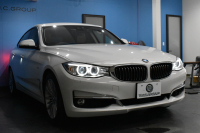 BMW 3シリーズ 320i ｸﾞﾗﾝﾂｰﾘｽﾓ ﾗｸﾞｼﾞｭｱﾘｰ  追従ACC ﾋｰﾀｰ付ﾍﾞｰｼﾞｭ革 車線逸脱&歩行者警告 衝突軽減B 電動Rｹﾞｰﾄ 電格Rｽﾎﾟｲﾗｰ ﾀｯﾁﾊﾟｯﾄﾞHDDﾅﾋﾞ Bｶﾒﾗ ﾘｱPDC ﾘﾝｸﾞ付ｷｾﾉﾝ ｽﾏｰﾄｷｰ iｽﾄｯﾌﾟ 2年保証