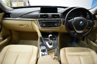 BMW 3シリーズ 320i ｸﾞﾗﾝﾂｰﾘｽﾓ ﾗｸﾞｼﾞｭｱﾘｰ  追従ACC ﾋｰﾀｰ付ﾍﾞｰｼﾞｭ革 車線逸脱&歩行者警告 衝突軽減B 電動Rｹﾞｰﾄ 電格Rｽﾎﾟｲﾗｰ ﾀｯﾁﾊﾟｯﾄﾞHDDﾅﾋﾞ Bｶﾒﾗ ﾘｱPDC ﾘﾝｸﾞ付ｷｾﾉﾝ ｽﾏｰﾄｷｰ iｽﾄｯﾌﾟ 2年保証