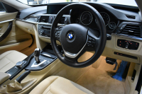 BMW 3シリーズ 320i ｸﾞﾗﾝﾂｰﾘｽﾓ ﾗｸﾞｼﾞｭｱﾘｰ  追従ACC ﾋｰﾀｰ付ﾍﾞｰｼﾞｭ革 車線逸脱&歩行者警告 衝突軽減B 電動Rｹﾞｰﾄ 電格Rｽﾎﾟｲﾗｰ ﾀｯﾁﾊﾟｯﾄﾞHDDﾅﾋﾞ Bｶﾒﾗ ﾘｱPDC ﾘﾝｸﾞ付ｷｾﾉﾝ ｽﾏｰﾄｷｰ iｽﾄｯﾌﾟ 2年保証