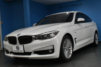 BMW 3シリーズ 320i ｸﾞﾗﾝﾂｰﾘｽﾓ ﾗｸﾞｼﾞｭｱﾘｰ  追従ACC ﾋｰﾀｰ付ﾍﾞｰｼﾞｭ革 車線逸脱&歩行者警告 衝突軽減B 電動Rｹﾞｰﾄ 電格Rｽﾎﾟｲﾗｰ ﾀｯﾁﾊﾟｯﾄﾞHDDﾅﾋﾞ Bｶﾒﾗ ﾘｱPDC ﾘﾝｸﾞ付ｷｾﾉﾝ ｽﾏｰﾄｷｰ iｽﾄｯﾌﾟ 2年保証