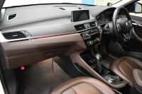 BMW X1 Xdrive18dｱｰﾊﾞﾆｽﾀ 西日本限定車  4WD ﾊｲﾗｲﾝ&ｺﾝﾌｫｰﾄP ｱﾄﾞﾊﾞﾝｽﾄﾞｱｸﾃｨﾌﾞｾｰﾌﾃｨP 追従ACC 変更後ﾀｯﾁﾊﾊﾟﾈﾙiﾄﾞﾗｲﾌﾞﾅﾋﾞBｶﾒﾗ Pｱｼｽﾄ 前後PDC  HUD ﾋｰﾀｰ付電動茶革 LEDﾍｯﾄﾞﾗｲﾄ 衝突軽減B 車線逸脱&歩行者警告 電動ﾄﾗﾝｸ  ｽﾏｰﾄｷｰ  2年保証