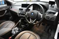 BMW X1 Xdrive18dｱｰﾊﾞﾆｽﾀ 西日本限定車  4WD ﾊｲﾗｲﾝ&ｺﾝﾌｫｰﾄP ｱﾄﾞﾊﾞﾝｽﾄﾞｱｸﾃｨﾌﾞｾｰﾌﾃｨP 追従ACC 変更後ﾀｯﾁﾊﾊﾟﾈﾙiﾄﾞﾗｲﾌﾞﾅﾋﾞBｶﾒﾗ Pｱｼｽﾄ 前後PDC  HUD ﾋｰﾀｰ付電動茶革 LEDﾍｯﾄﾞﾗｲﾄ 衝突軽減B 車線逸脱&歩行者警告 電動ﾄﾗﾝｸ  ｽﾏｰﾄｷｰ  2年保証