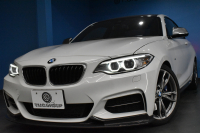 BMW 2シリーズ M235i 6速MT 直6ﾀｰﾎﾞ326馬力 18AW KW車高調 Fｶｰﾎﾞﾝﾘｯﾌﾟ ﾀｯﾁﾊﾟｯﾄﾞ式iﾄﾞﾗｲﾌﾞHDDﾅﾋﾞ ｱﾀﾞﾌﾟﾃｨﾌﾞMｻｽ 大型ﾌﾞﾚｰｷｼｽﾃﾑ 車線逸脱&歩行者警告 衝突軽減ﾌﾞﾚｰｷ ﾘﾔPDC Bｶﾒﾗ ﾄﾞﾗﾊﾟﾌｫ ｽﾏｰﾄｷｰ2年保証
