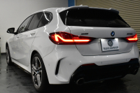 BMW 1シリーズ M135i xDrive ﾌﾙﾀｲﾑ4WD ﾃﾞﾋﾞｭｰP ｺﾝﾌｫｰﾄP ﾅﾋﾞｹﾞｰｼｮﾝP 可変ｻｽﾍﾟﾝｼｮﾝ Mｽﾎﾟｰﾂﾌﾞﾚｰｷ ACC Pｱｼｽﾄ BMWﾗｲﾌﾞｺｯｸﾋﾟｯﾄ ﾋｰﾀｰ付ｱﾙｶﾝﾀｰﾗｺﾝﾋﾞｽﾎﾟｰﾂｼｰﾄ ﾀｯﾁﾊﾟﾈﾙﾅﾋﾞ ｱｯﾌﾟﾙｶｰﾌﾟﾚｲ ﾍｷｻｺﾞﾅﾙLEDﾍｯﾄﾞﾗｲﾄ  2年保証