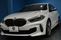 BMW 1シリーズ M135i xDrive ﾌﾙﾀｲﾑ4WD ﾃﾞﾋﾞｭｰP ｺﾝﾌｫｰﾄP ﾅﾋﾞｹﾞｰｼｮﾝP 可変ｻｽﾍﾟﾝｼｮﾝ Mｽﾎﾟｰﾂﾌﾞﾚｰｷ ACC Pｱｼｽﾄ BMWﾗｲﾌﾞｺｯｸﾋﾟｯﾄ ﾋｰﾀｰ付ｱﾙｶﾝﾀｰﾗｺﾝﾋﾞｽﾎﾟｰﾂｼｰﾄ ﾀｯﾁﾊﾟﾈﾙﾅﾋﾞ ｱｯﾌﾟﾙｶｰﾌﾟﾚｲ ﾍｷｻｺﾞﾅﾙLEDﾍｯﾄﾞﾗｲﾄ  2年保証
