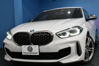 BMW 1シリーズ M135i xDrive ﾌﾙﾀｲﾑ4WD ﾃﾞﾋﾞｭｰP ｺﾝﾌｫｰﾄP ﾅﾋﾞｹﾞｰｼｮﾝP 可変ｻｽﾍﾟﾝｼｮﾝ Mｽﾎﾟｰﾂﾌﾞﾚｰｷ ACC Pｱｼｽﾄ BMWﾗｲﾌﾞｺｯｸﾋﾟｯﾄ ﾋｰﾀｰ付ｱﾙｶﾝﾀｰﾗｺﾝﾋﾞｽﾎﾟｰﾂｼｰﾄ ﾀｯﾁﾊﾟﾈﾙﾅﾋﾞ ｱｯﾌﾟﾙｶｰﾌﾟﾚｲ ﾍｷｻｺﾞﾅﾙLEDﾍｯﾄﾞﾗｲﾄ  2年保証