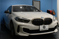BMW 1シリーズ M135i xDrive ﾌﾙﾀｲﾑ4WD ﾃﾞﾋﾞｭｰP ｺﾝﾌｫｰﾄP ﾅﾋﾞｹﾞｰｼｮﾝP 可変ｻｽﾍﾟﾝｼｮﾝ Mｽﾎﾟｰﾂﾌﾞﾚｰｷ ACC Pｱｼｽﾄ BMWﾗｲﾌﾞｺｯｸﾋﾟｯﾄ ﾋｰﾀｰ付ｱﾙｶﾝﾀｰﾗｺﾝﾋﾞｽﾎﾟｰﾂｼｰﾄ ﾀｯﾁﾊﾟﾈﾙﾅﾋﾞ ｱｯﾌﾟﾙｶｰﾌﾟﾚｲ ﾍｷｻｺﾞﾅﾙLEDﾍｯﾄﾞﾗｲﾄ  2年保証