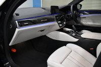 BMW 5シリーズ 530i Mｽﾎﾟｰﾂ ﾊｲﾗｲﾝP 新ﾃﾞｻﾞｲﾝ液晶ﾒｰﾀｰ  高出力ﾓﾃﾞﾙ  全席ﾋｰﾀｰ付黒白革 LEDﾍｯﾄﾞﾗｲﾄ 追従ACC 車線変更警告 ﾀｯﾁﾊﾟﾈﾙ対応iﾄﾞﾗｲﾌﾞHDDﾅﾋﾞﾌﾙｾｸﾞ 3Dﾋﾞｭｰ ｽﾃｱﾘﾝｸﾞｻﾎﾟｰﾄ Pｱｼｽﾄﾌﾟﾗｽ 電動ﾄﾗﾝｸ ｽﾏｰﾄｷｰ 2年保証