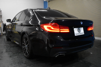 BMW 5シリーズ 530i Mｽﾎﾟｰﾂ ﾊｲﾗｲﾝP 新ﾃﾞｻﾞｲﾝ液晶ﾒｰﾀｰ  高出力ﾓﾃﾞﾙ  全席ﾋｰﾀｰ付黒白革 LEDﾍｯﾄﾞﾗｲﾄ 追従ACC 車線変更警告 ﾀｯﾁﾊﾟﾈﾙ対応iﾄﾞﾗｲﾌﾞHDDﾅﾋﾞﾌﾙｾｸﾞ 3Dﾋﾞｭｰ ｽﾃｱﾘﾝｸﾞｻﾎﾟｰﾄ Pｱｼｽﾄﾌﾟﾗｽ 電動ﾄﾗﾝｸ ｽﾏｰﾄｷｰ 2年保証