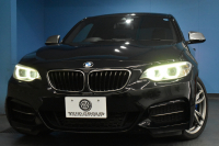 BMW 2シリーズ M235i 6速MT 直6ﾀｰﾎﾞ 326馬力 可変Mｻｽ 18AW ﾋｰﾀｰ付黒革 ﾀｯﾁﾊﾟｯﾄﾞ式iﾄﾞﾗｲﾌﾞHDDﾅﾋﾞBｶﾒﾗ ﾘｱPDC harman/kardon 大型ﾌﾞﾚｰｷｼｽﾃﾑ 車線逸脱&歩行者警告 衝突軽減ﾌﾞﾚｰｷ ｸﾙｺﾝ ｽﾏｰﾄｷｰ LEDﾘﾝｸﾞ付ｷｾﾉﾝ 2年保証