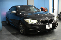 BMW 2シリーズ M235i 6速MT 直6ﾀｰﾎﾞ 326馬力 可変Mｻｽ 18AW ﾋｰﾀｰ付黒革 ﾀｯﾁﾊﾟｯﾄﾞ式iﾄﾞﾗｲﾌﾞHDDﾅﾋﾞBｶﾒﾗ ﾘｱPDC harman/kardon 大型ﾌﾞﾚｰｷｼｽﾃﾑ 車線逸脱&歩行者警告 衝突軽減ﾌﾞﾚｰｷ ｸﾙｺﾝ ｽﾏｰﾄｷｰ LEDﾘﾝｸﾞ付ｷｾﾉﾝ 2年保証