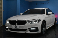 BMW 5シリーズ 530iﾂｰﾘﾝｸﾞ Mｽﾎﾟｰﾂ ｾﾚｸﾄP ﾊｲﾗｲﾝP ﾊﾟﾉﾗﾏｻﾝﾙｰﾌ  新ﾃﾞｻﾞｲﾝ液晶ﾒｰﾀｰ LEDﾍｯﾄﾞﾗｲﾄ 全席ｼｰﾄﾋｰﾀｰ 付黒革 追従ACC HUD ﾀｯﾁﾊﾟﾈﾙHDDﾅﾋﾞ 4ｿﾞｰﾝｴｱｺﾝ 3Dﾋﾞｭｰ Pｱｼｽﾄ ﾊｰﾏﾝｶｰﾄﾞﾝ 車線変更&逸脱&歩行者警告  19AW 2年保証