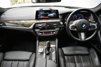 BMW 5シリーズ 530iﾂｰﾘﾝｸﾞ Mｽﾎﾟｰﾂ ｾﾚｸﾄP ﾊｲﾗｲﾝP ﾊﾟﾉﾗﾏｻﾝﾙｰﾌ  新ﾃﾞｻﾞｲﾝ液晶ﾒｰﾀｰ LEDﾍｯﾄﾞﾗｲﾄ 全席ｼｰﾄﾋｰﾀｰ 付黒革 追従ACC HUD ﾀｯﾁﾊﾟﾈﾙHDDﾅﾋﾞ 4ｿﾞｰﾝｴｱｺﾝ 3Dﾋﾞｭｰ Pｱｼｽﾄ ﾊｰﾏﾝｶｰﾄﾞﾝ 車線変更&逸脱&歩行者警告  19AW 2年保証