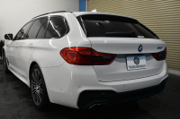 BMW 5シリーズ 530iﾂｰﾘﾝｸﾞ Mｽﾎﾟｰﾂ ｾﾚｸﾄP ﾊｲﾗｲﾝP ﾊﾟﾉﾗﾏｻﾝﾙｰﾌ  新ﾃﾞｻﾞｲﾝ液晶ﾒｰﾀｰ LEDﾍｯﾄﾞﾗｲﾄ 全席ｼｰﾄﾋｰﾀｰ 付黒革 追従ACC HUD ﾀｯﾁﾊﾟﾈﾙHDDﾅﾋﾞ 4ｿﾞｰﾝｴｱｺﾝ 3Dﾋﾞｭｰ Pｱｼｽﾄ ﾊｰﾏﾝｶｰﾄﾞﾝ 車線変更&逸脱&歩行者警告  19AW 2年保証